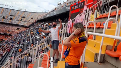 Aficionados del Valencia vuelven al estadio a presenciar un partido en directo