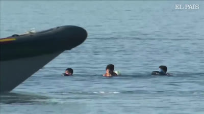 Migrantes llegan nadando a Ceuta