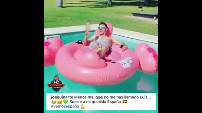 Joaquín cantando en la piscina