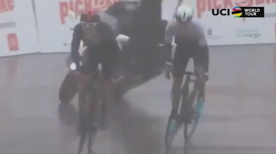 Geraint Thomas fall in the 2021 Tour de Romandie